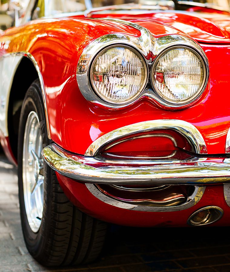 Roter Oldtimer - Der Fokus liegt auf den runden Scheinwerfern, der Stoßstange und dem Reifen